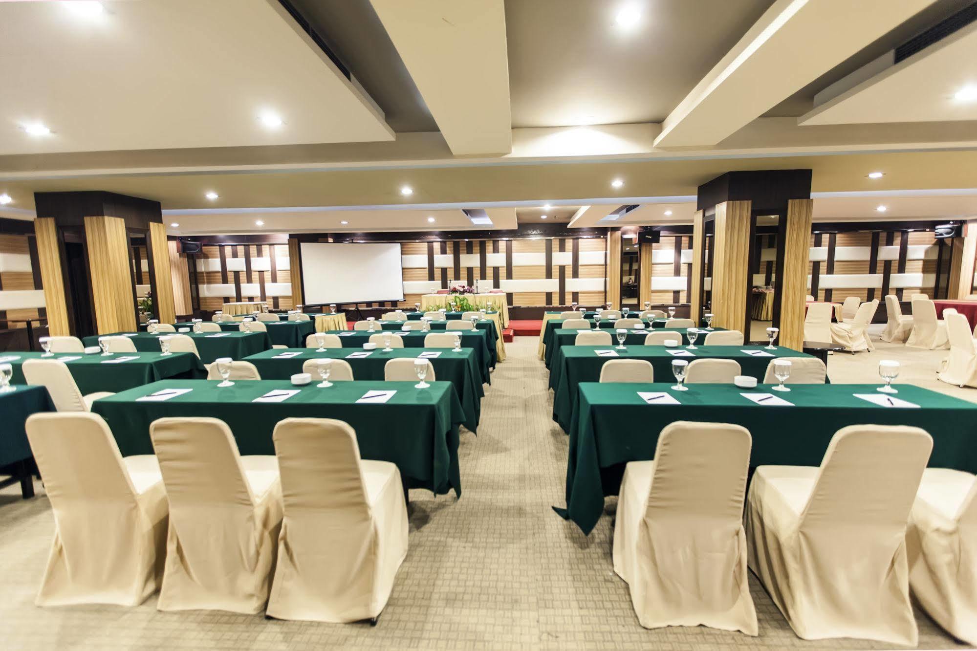 Orchardz Jayakarta Hotell Exteriör bild